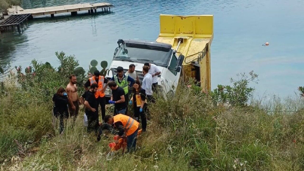Hafriyat kamyonu denize düştü! 2 Yaralı