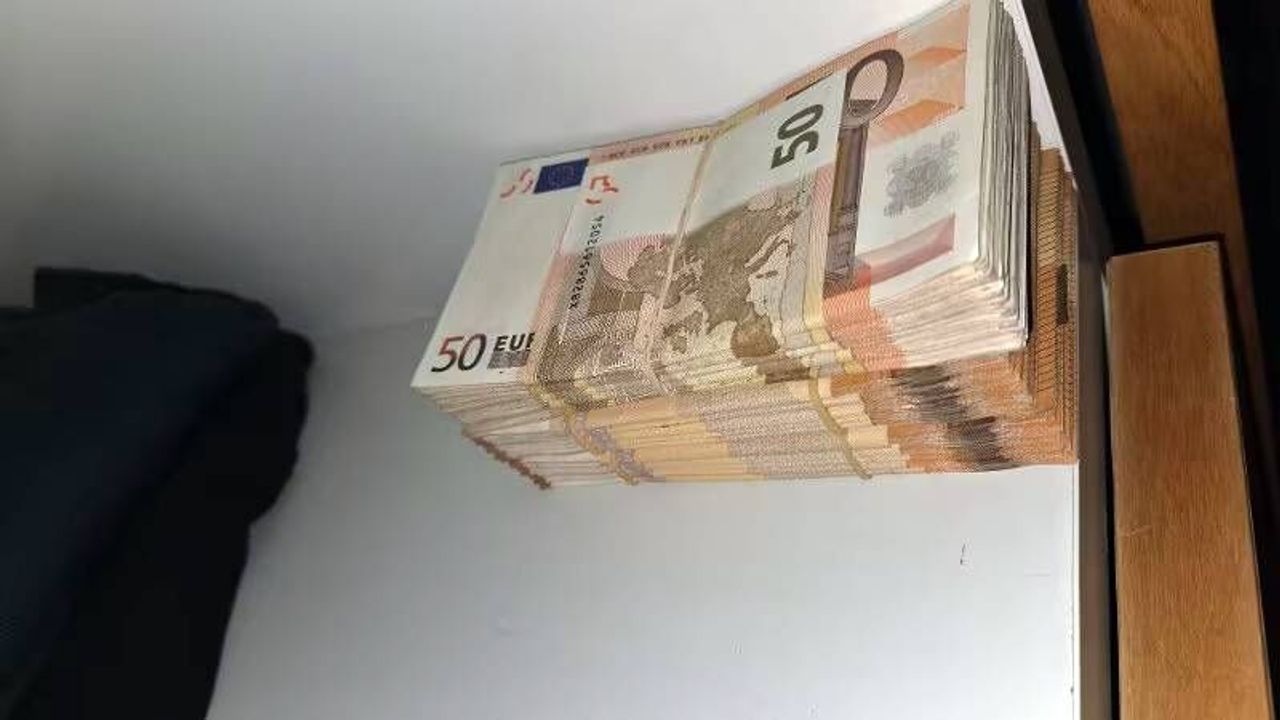 Hollanda’da bir evde 340 bin euro nakit para ve silah ele geçirildi
