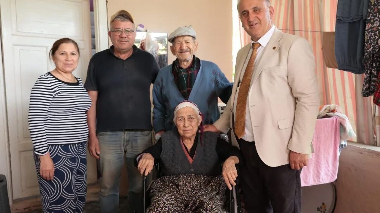 İncirliova Belediyesi’nden anlamlı destek: 83 yaşındaki Şimşir’e tekerlekli sandalye verildi