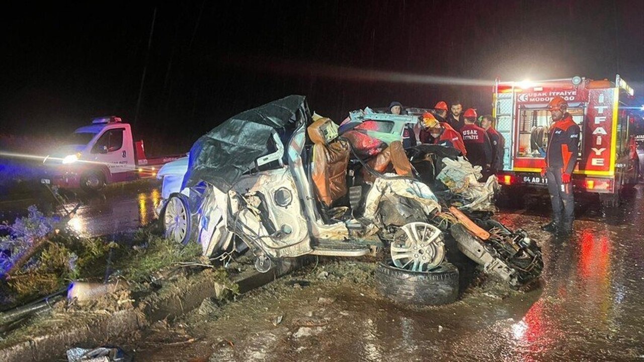 İzmir-Uşak kara yolunda zincirleme kaza: 4 kişi hayatını kaybetti, 17 kişi yaralandı