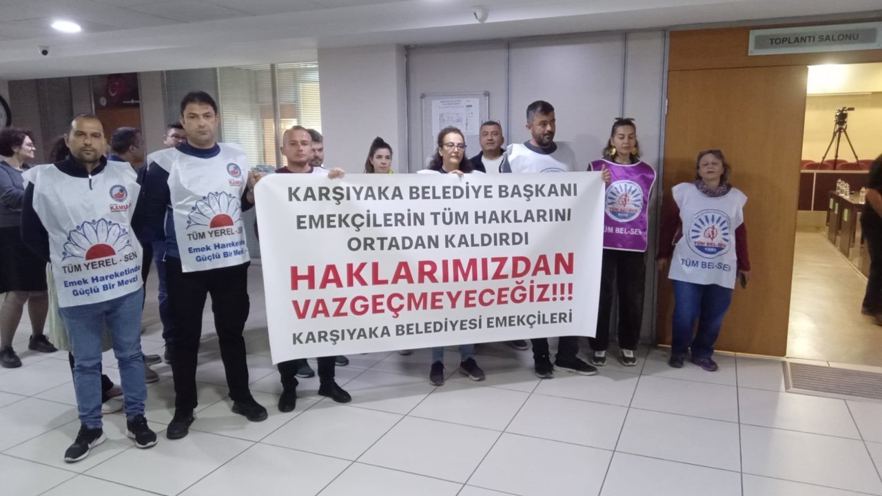Karşıyaka Belediyesi’nde pankartlı eylem: Haklarımızdan vazgeçmeyeceğiz