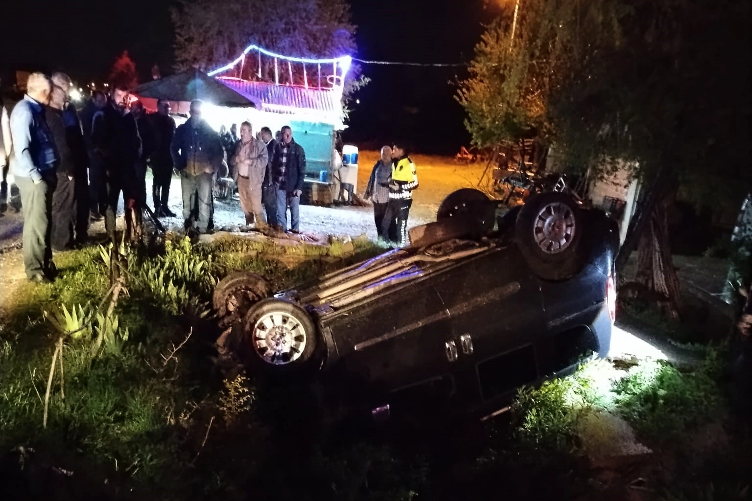Kastamonu’da köpeğe çarpan otomobil kanala uçtu: 2 yaralı