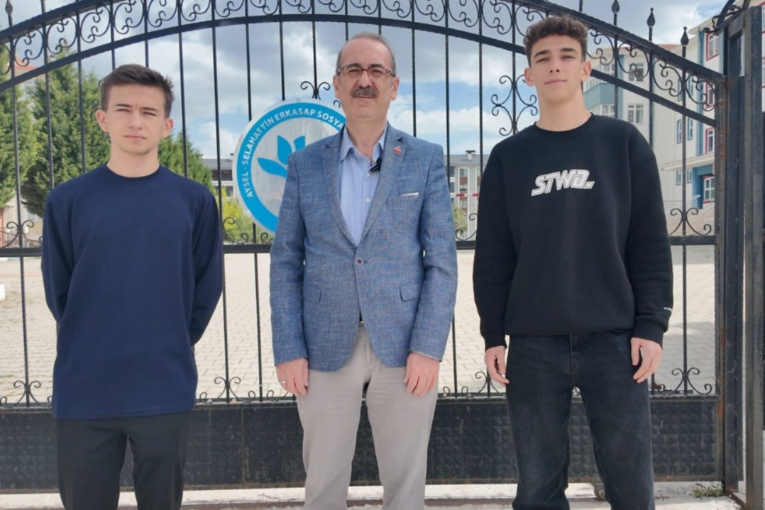 Kütahyalı öğrencilerden örnek davranış: Buldukları parayı polise teslim ettiler