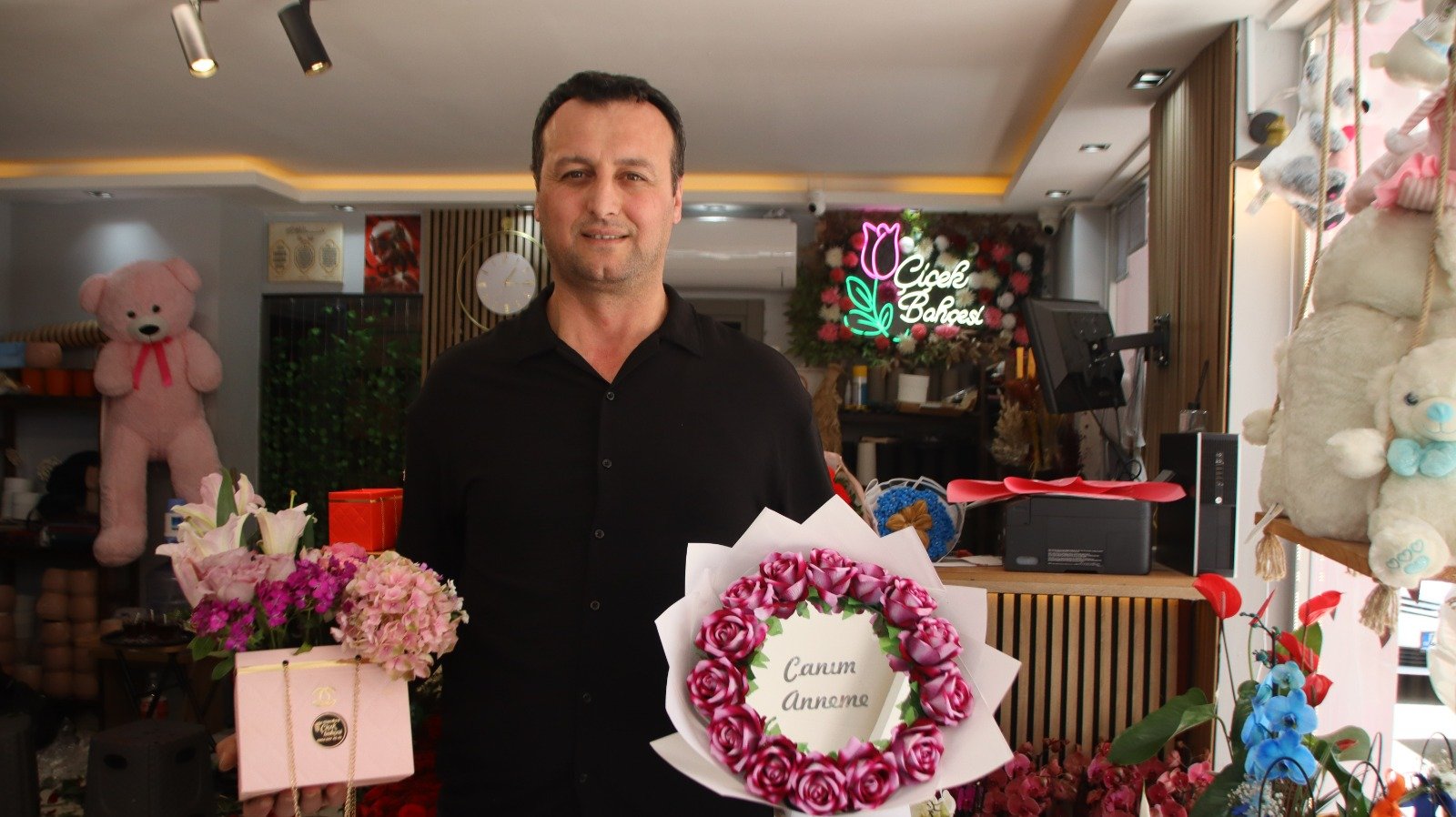 Manisa’da Annelerin Favori Çiçekleri Ne? Manisa Çiçek Bahçesi’nden Özcan Ertaş Açıkladı
