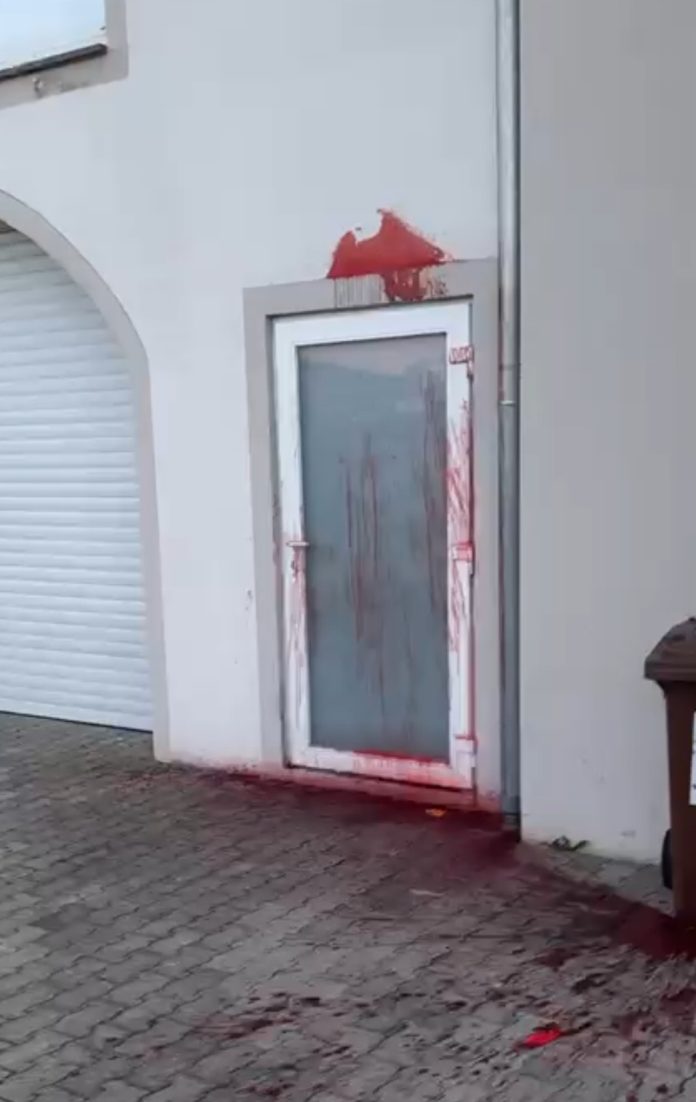 Memmingen’de camiye çirkin saldırı: Domuz kafası ve kan bıraktılar