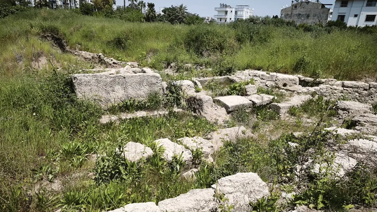 Mersin'de villa inşaatı izni verilen 2,5 dönümlük alanda 8 Roma mezarı çıktı!