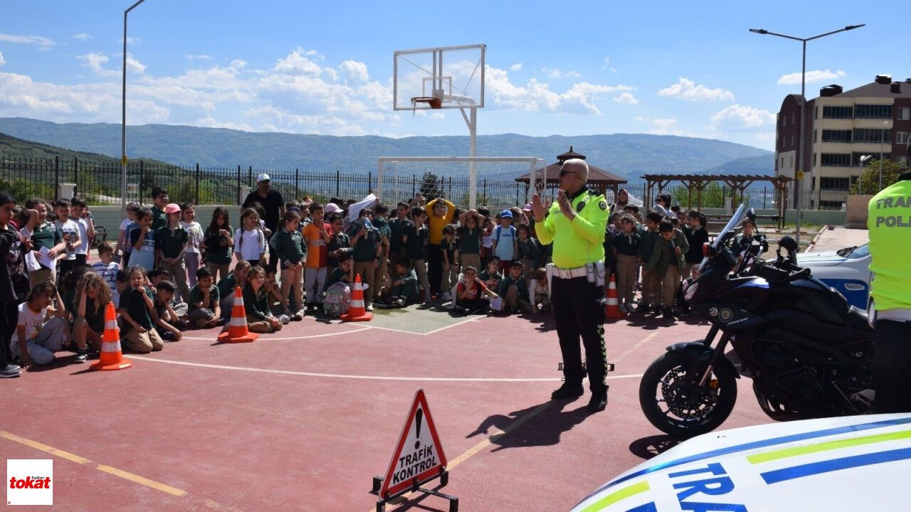 Niksar’da Polis Amcaları Miniklere Güvenli Trafik Dersi Verdi