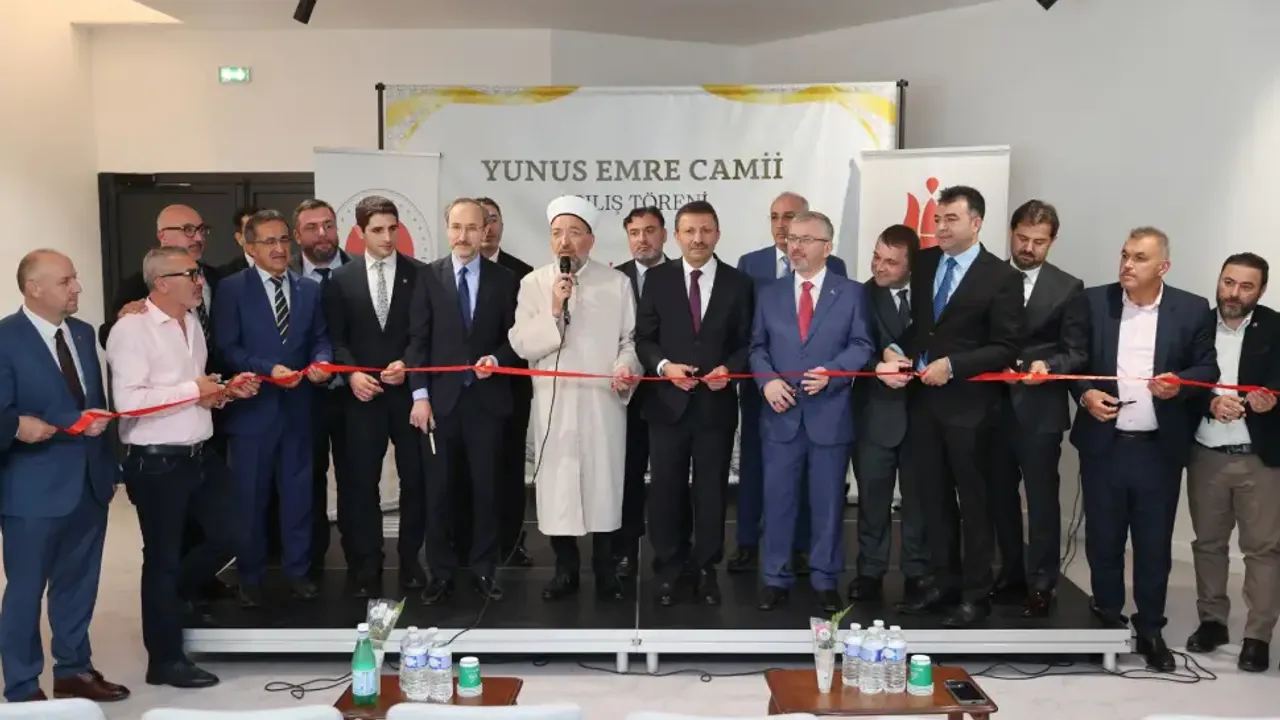 Paris Yunus Emre Camii dualarla ibadete açıldı
