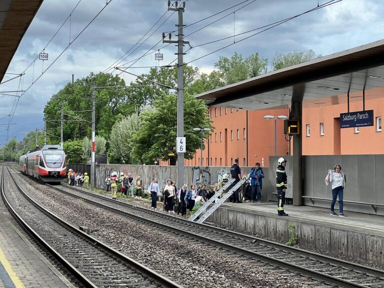 Şiddetli rüzgar | İnşaat iskelesi araçların üzerine devrildi, tren durdu
