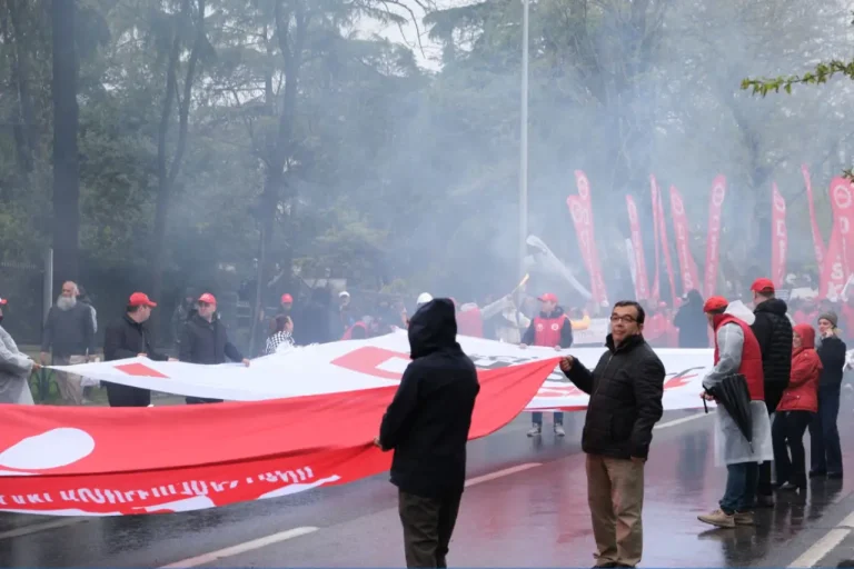 Taksim’e yürümek isteyenlere polis müdahalesi, gözaltılar var