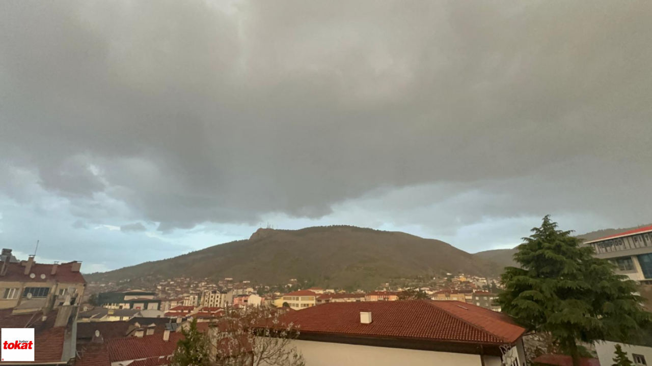 Tokat’ta Hava Bir Anda Değişti: Güneşli Pazar Akşamı Yerini Gök Gürültülü Yağışa Bıraktı