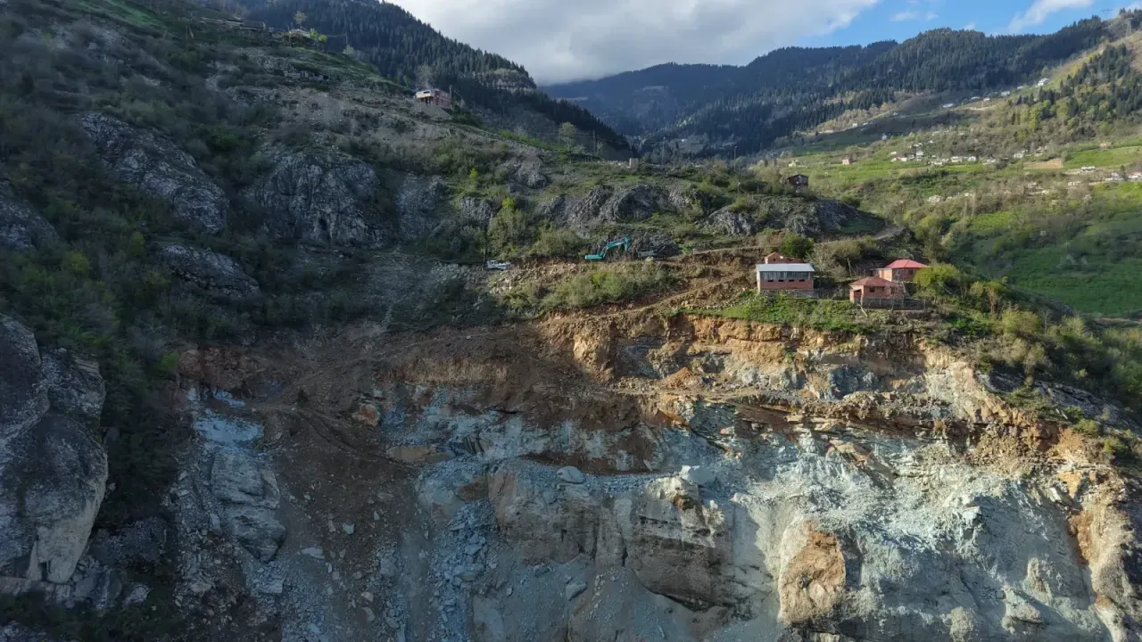 Trabzon'da Taş Ocakları Dağı Başlarına Yıktı