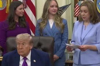 Trump, Oval Ofis’teki etkinlik sırasında uyukladı