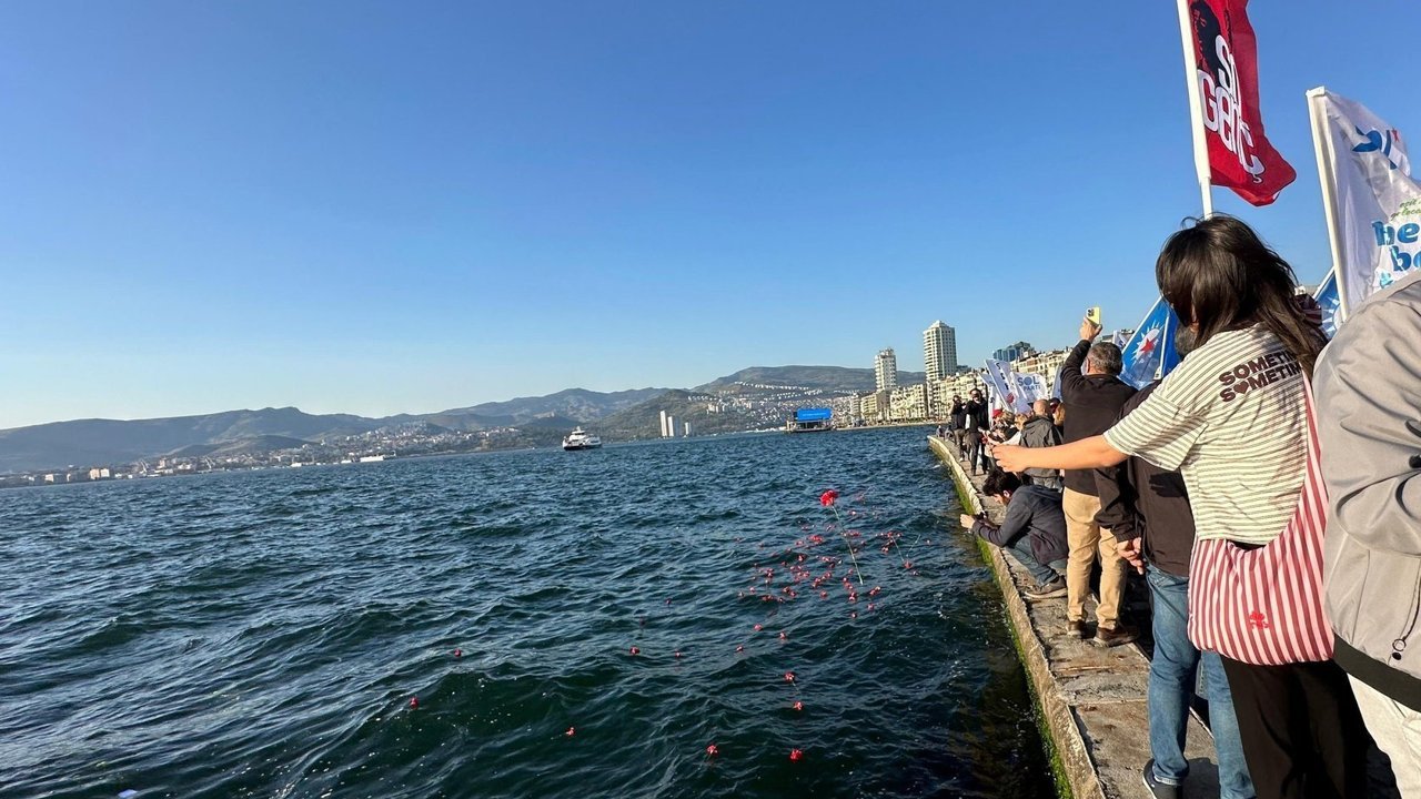 Üç Fidan İzmir'de anıldı: Denize karanfil bırakıldı