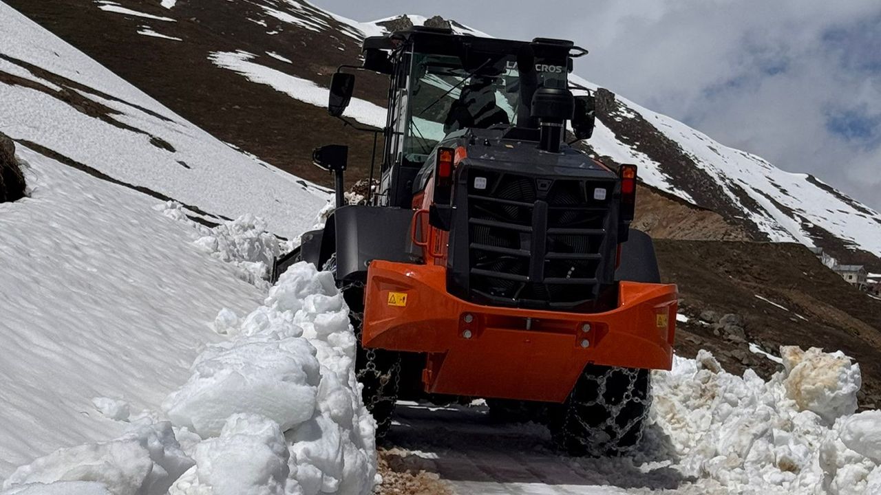 Yayla yollarında kar mesaisi! Ekipler sezon öncesi çalışmalarını sürdürüyor