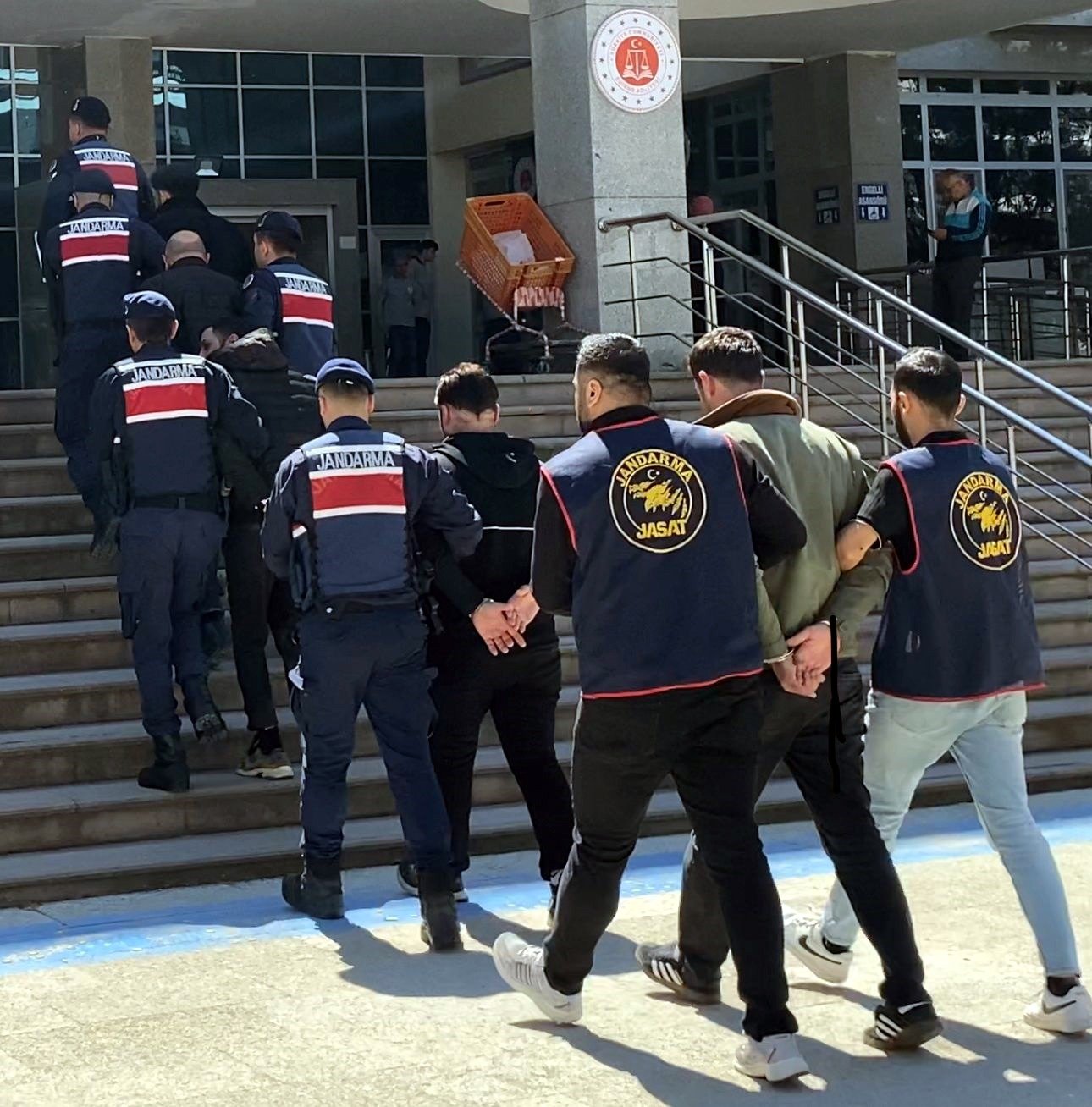 Yediemin otoparkından kamyon çaldılar!