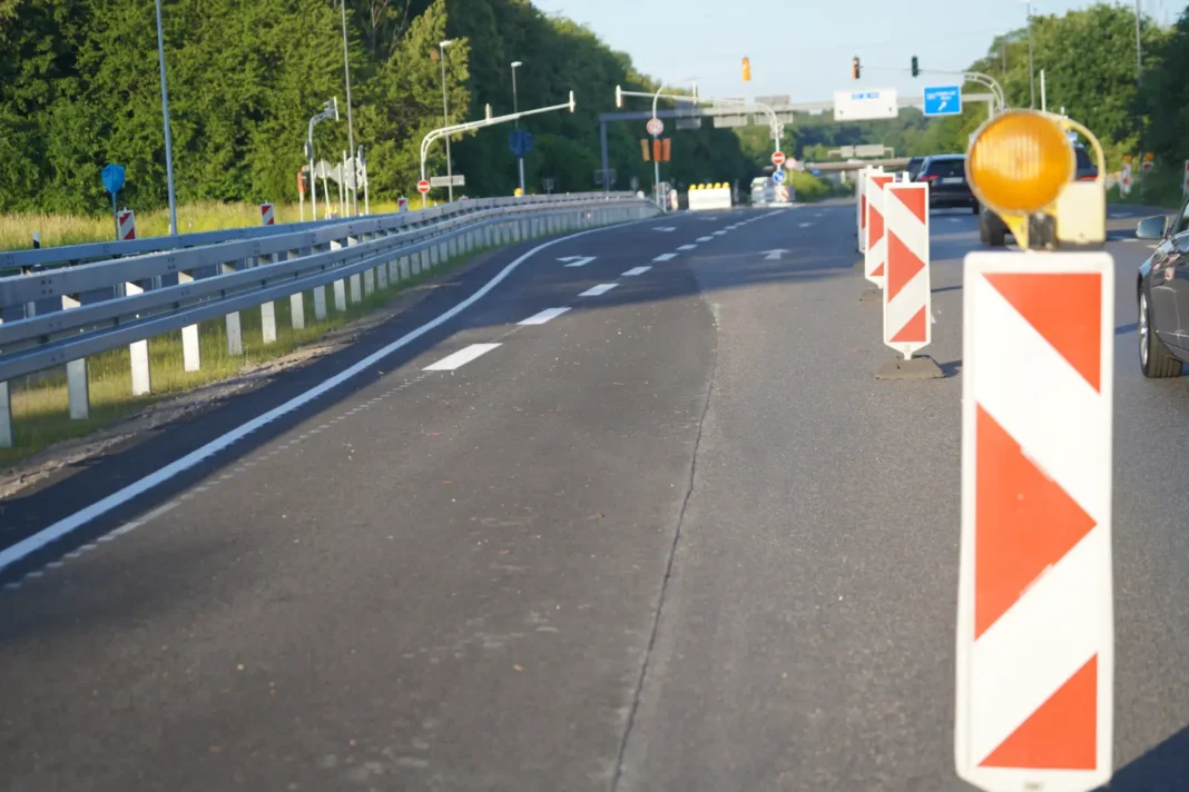 A2 otoyolu sıcaklık nedeniyle kapatıldı, trafik felç oldu