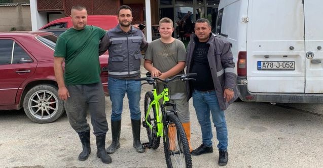 Bakan Uraloğlu'nun söz verdiği Bosnalı İnas bisikletine kavuştu