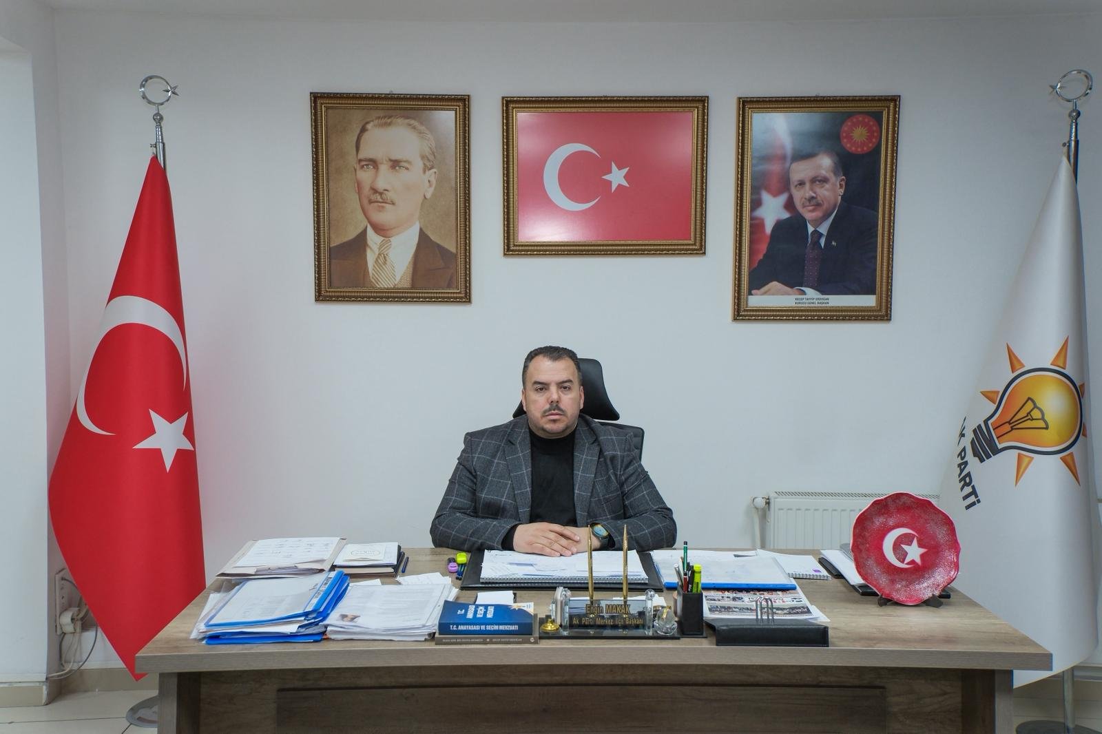 Başkan Makak’tan revüj tepkisi!