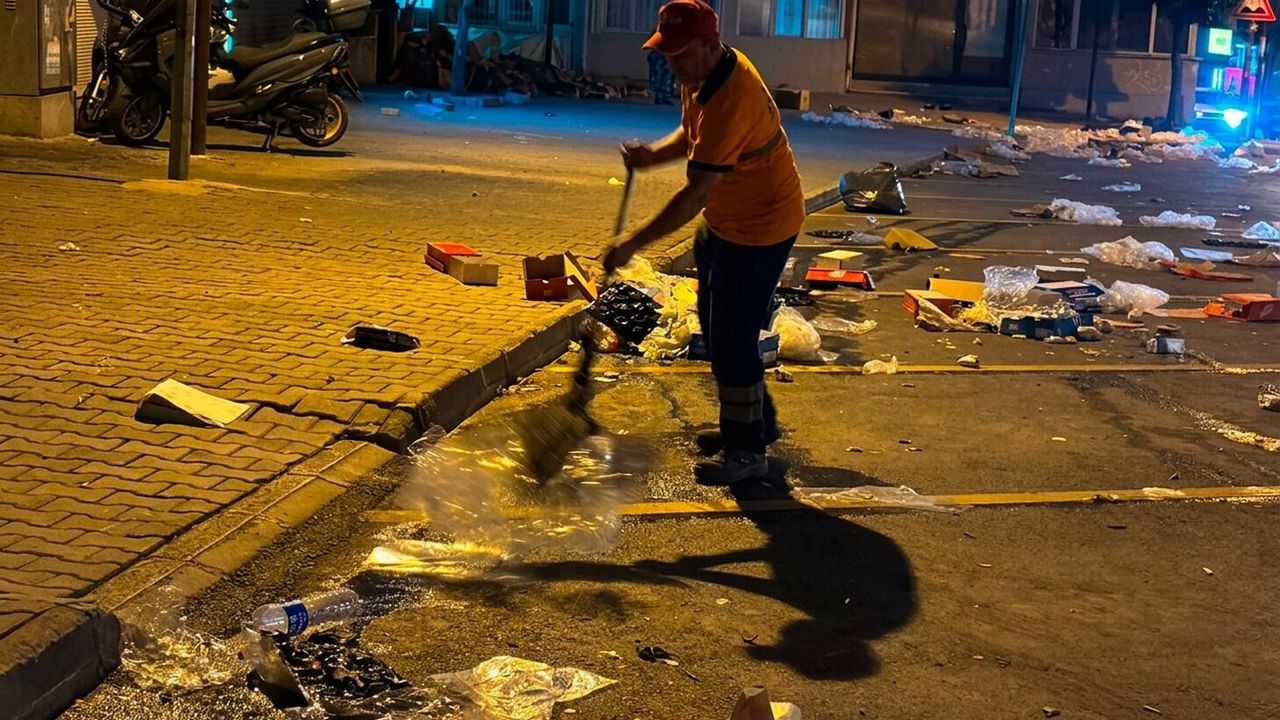 Efeler’de temizlik çalışmaları sürüyor! Semt pazarları pırıl pırıl oluyor