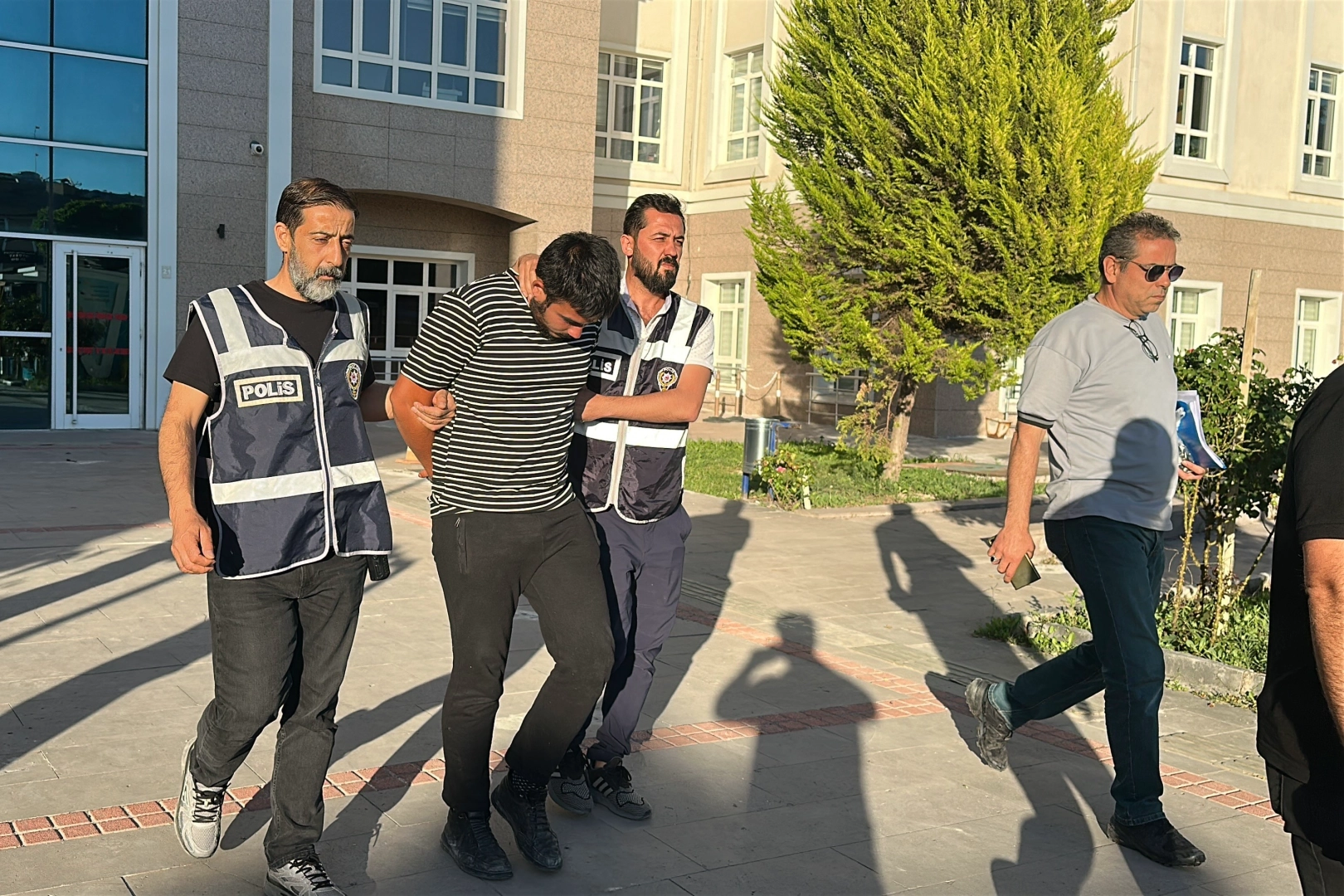 Evine gelen adamı öldüren genç tutuklandı