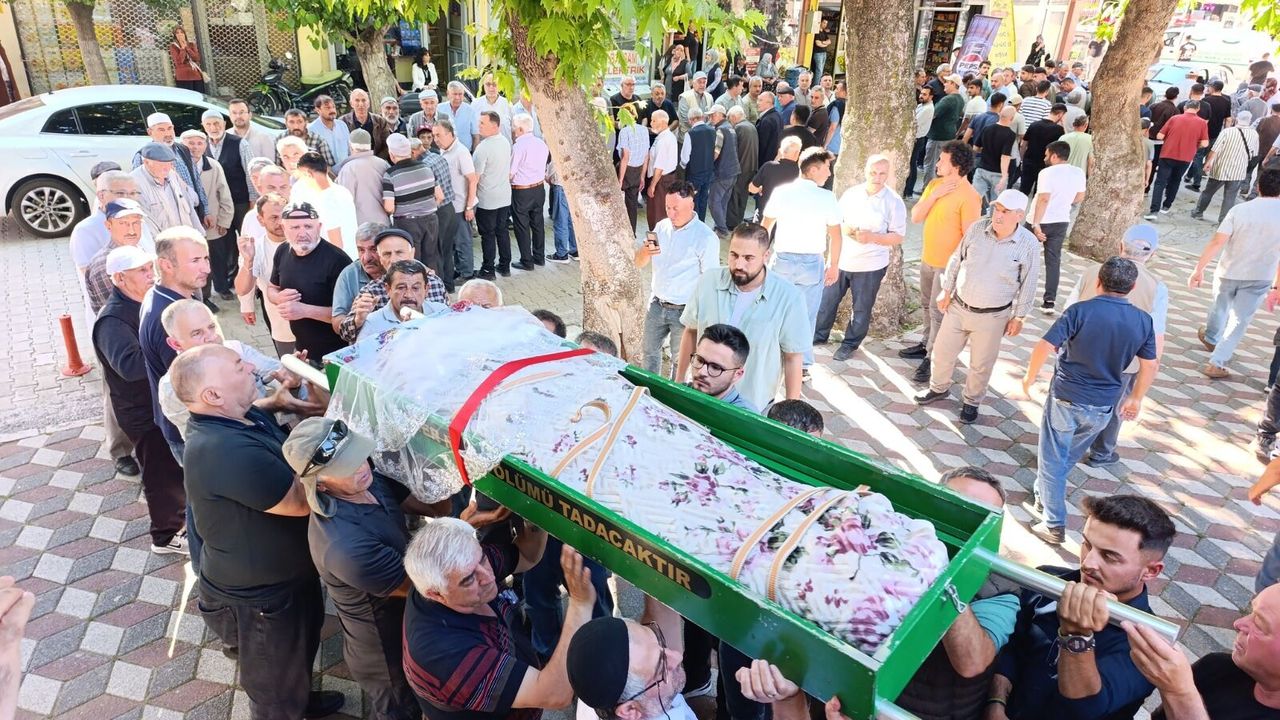 Isparta'da ölü bulunan genç kız memleketi Afyon'da toprağa verildi