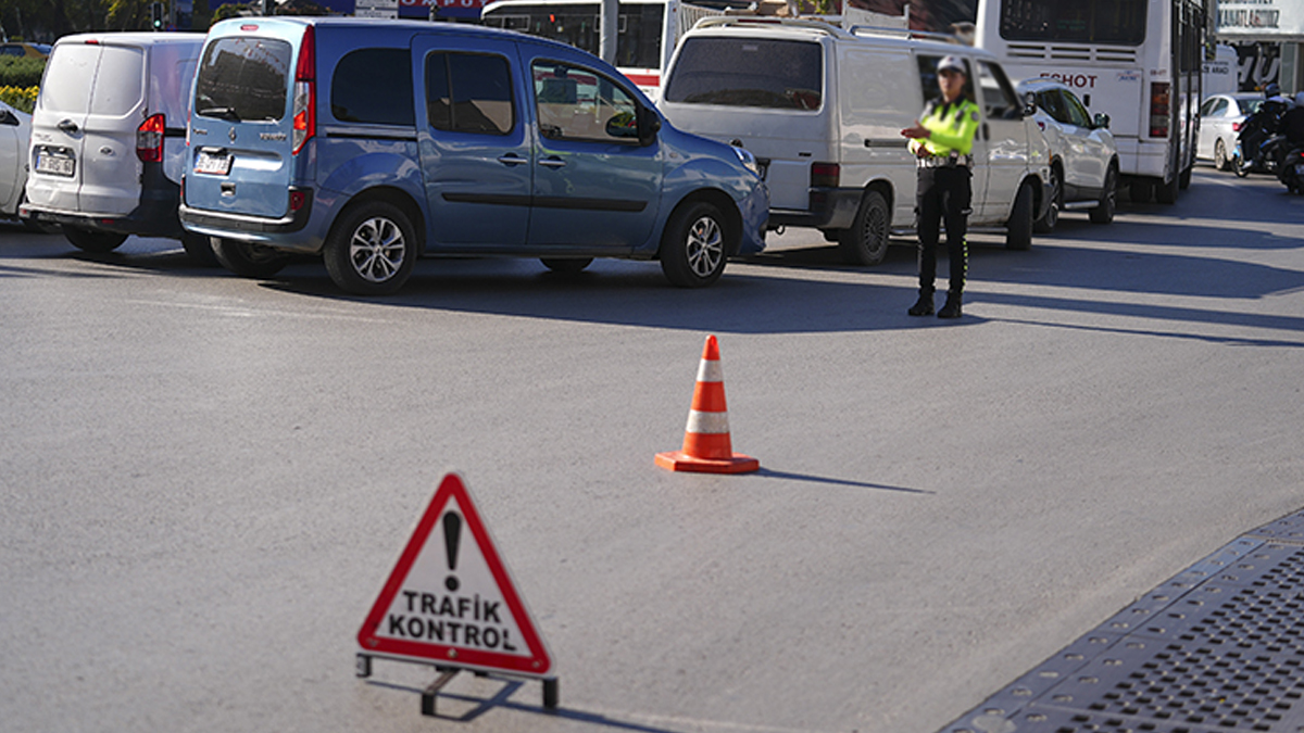 İzmir'de sürücüye rekor ceza! 'Dur' ihtarına uymayıp kaçtı hayatının şokunu yaşadı