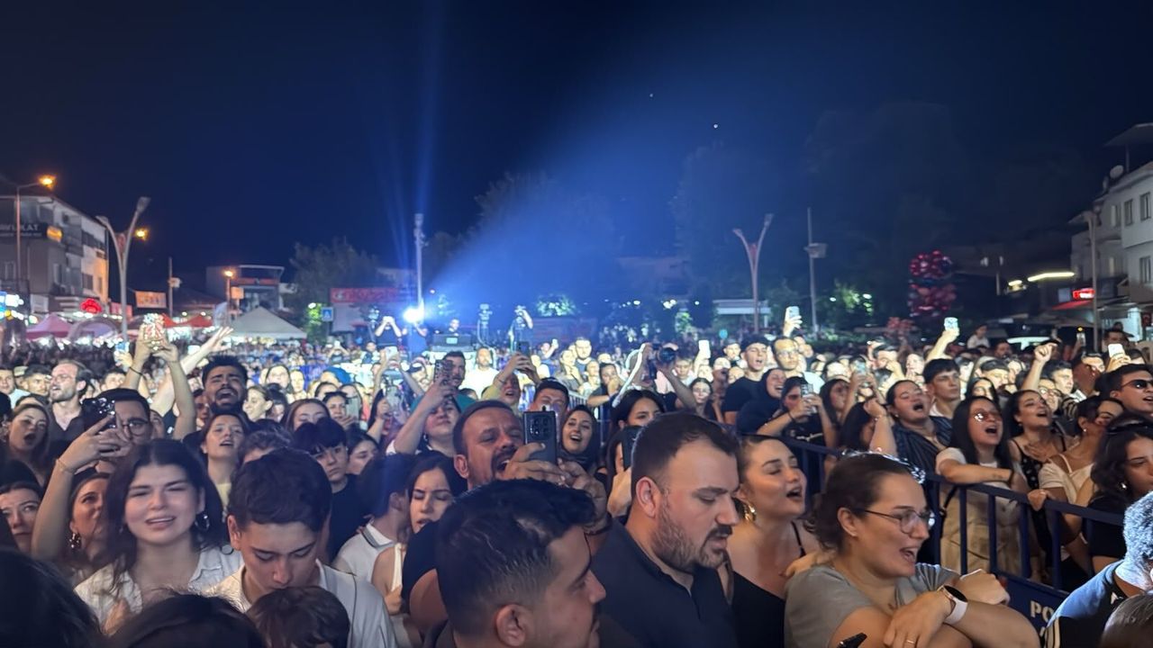 Koçarlı'da Festival sona erdi! Ünlü sanatçı Emir Can İğrek sahne aldı
