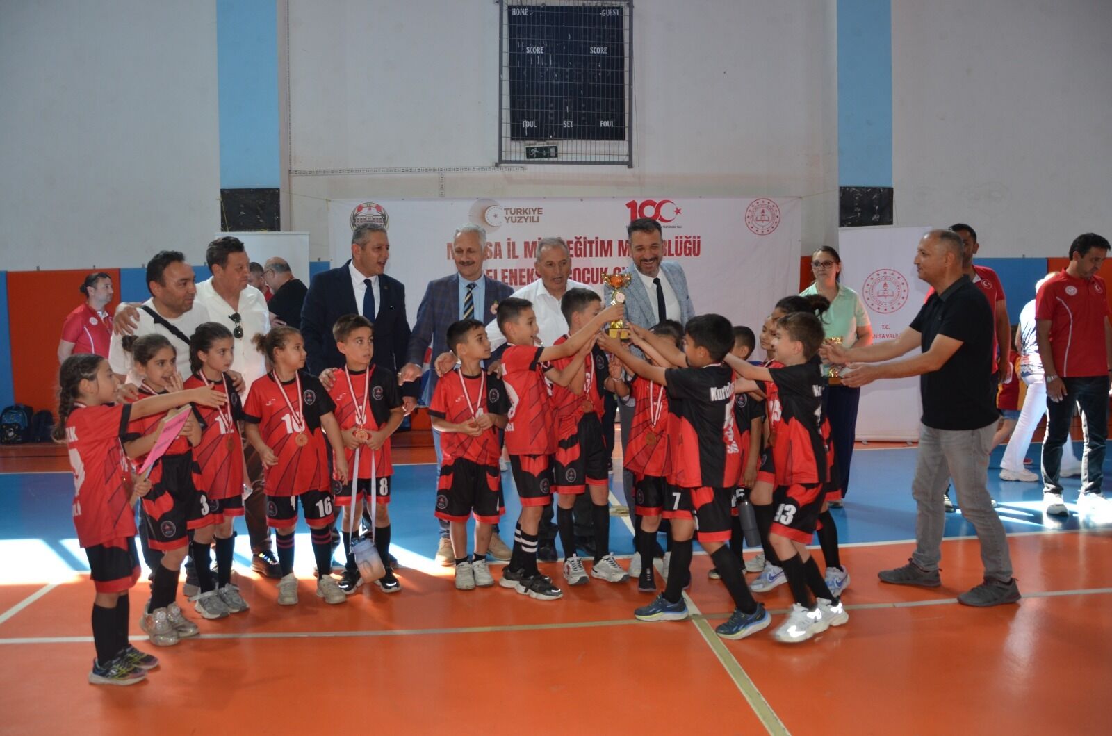 Manisa’da geleneksel çocuk oyunları heyecanı yaşandı