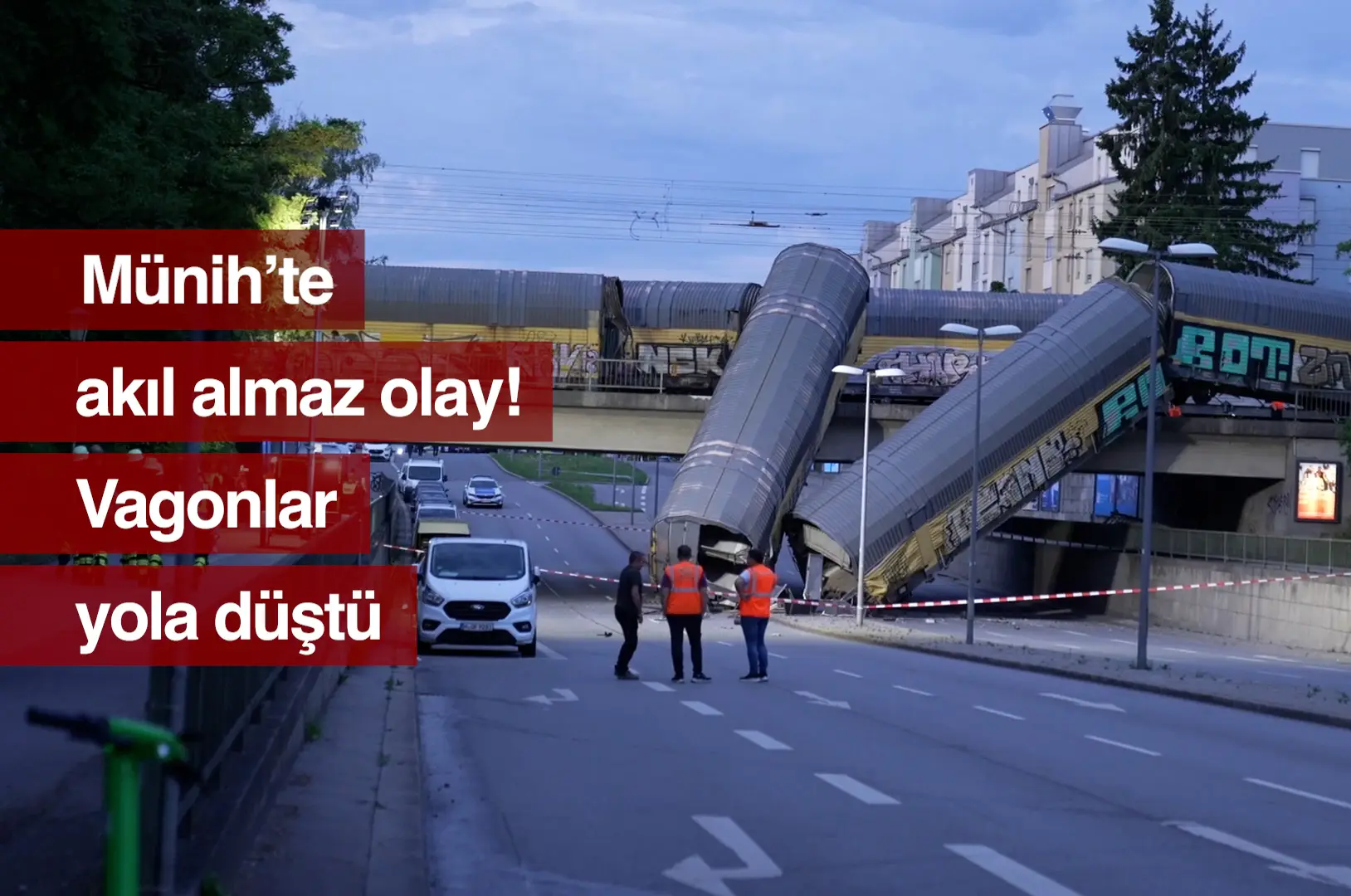 Münih’te yük treni vagonları köprüden yola devrildi