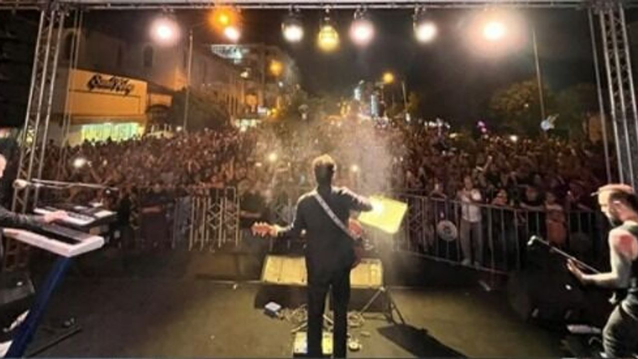 Nazilli’de ‘yaza merhaba’ denildi! Ayna grubu rock rüzgarı estirdi