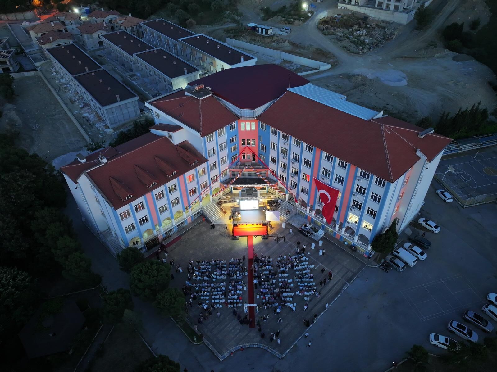 Şehit Fatih Kalu Kız Anadolu İmam Hatip Lisesi’nde mezuniyet coşkusu