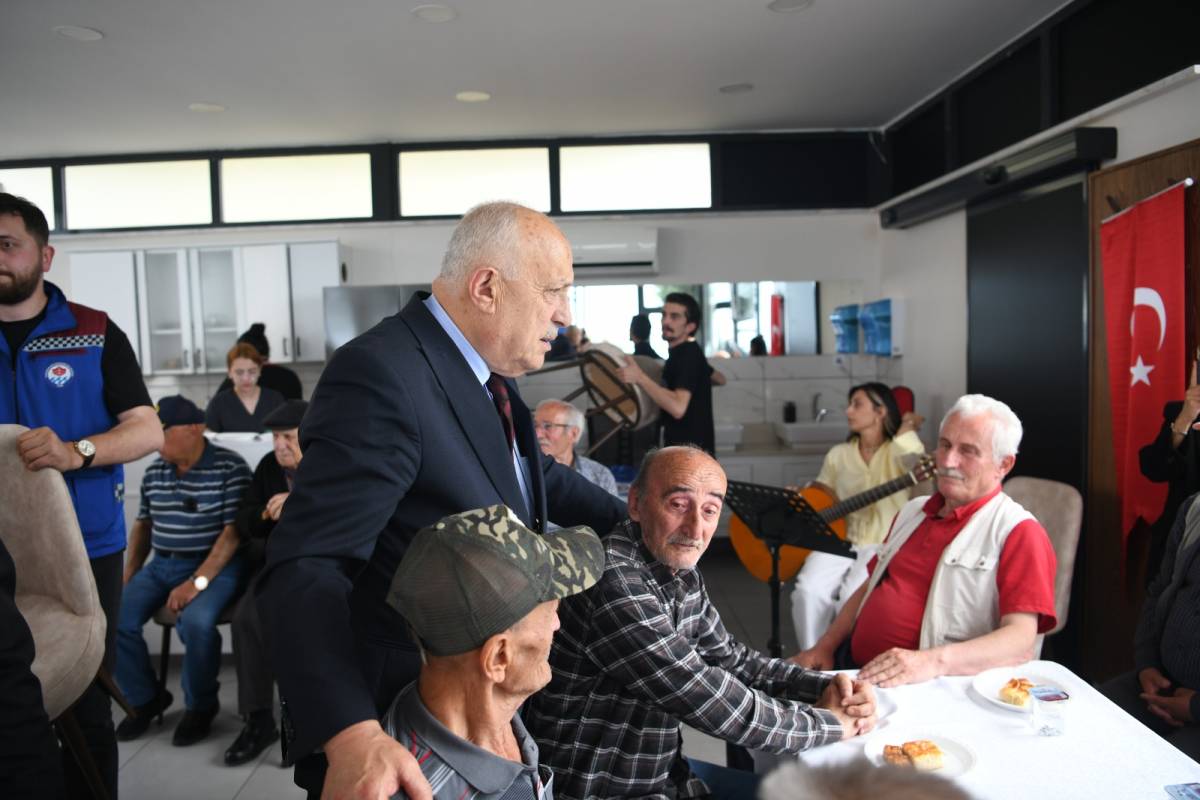 Trabzon Büyükşehir’den Yıldızlı Huzurevi’ne Babalar Günü Ziyareti