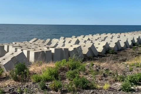 Trabzon'da dolgu alanındaki beton blokların arasına düşen kişi yaralandı