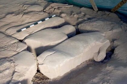2 bin 500 yıllık heykel yüzüstü gömüldü, gerçek yüzyıllar sonra ortaya çıktı 2 bin 500 yıllık heykel yüzüstü gömüldü, gerçek yüzyıllar sonra ortaya çıktı