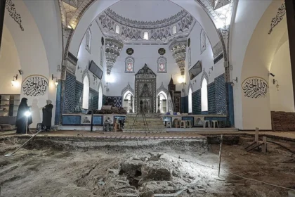 2. Murad Camisi’nde 600 yıllık havuz kalıntısı ortaya çıkarıldı 2. Murad Camisi’nde 600 yıllık havuz kalıntısı ortaya çıkarıldı