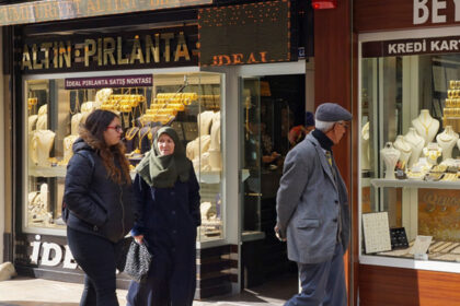 ‘Altın’ tepetaklak, kuyumcuları sıkıntı bastı!