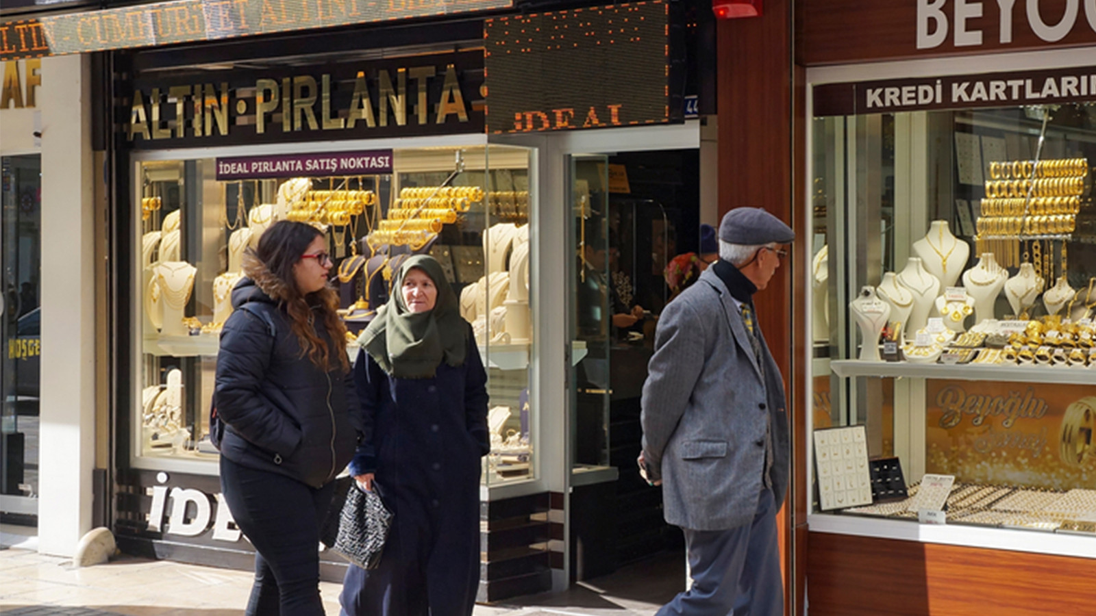 ‘Altın’ tepetaklak, kuyumcuları sıkıntı bastı!