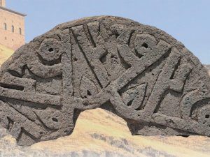 Ani’de Selçuklu Dönemine Ait Hz. Muhammed Yazılı Taş Bulundu