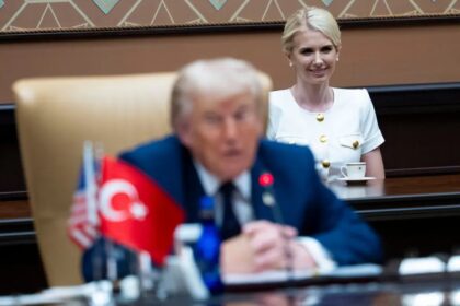 Ankara’daki acil tahliyede Trump’ın yanındaki tek isimdi: ABD Başkanı yerine dünya liderlerine o mesaj atıyor! Ankara’daki acil tahliyede Trump’ın yanındaki tek isimdi: ABD Başkanı yerine dünya liderlerine o mesaj atıyor!