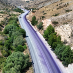 Araçları mora boyayan yol temizlenmeyince çareyi bunu yapmakta buldular