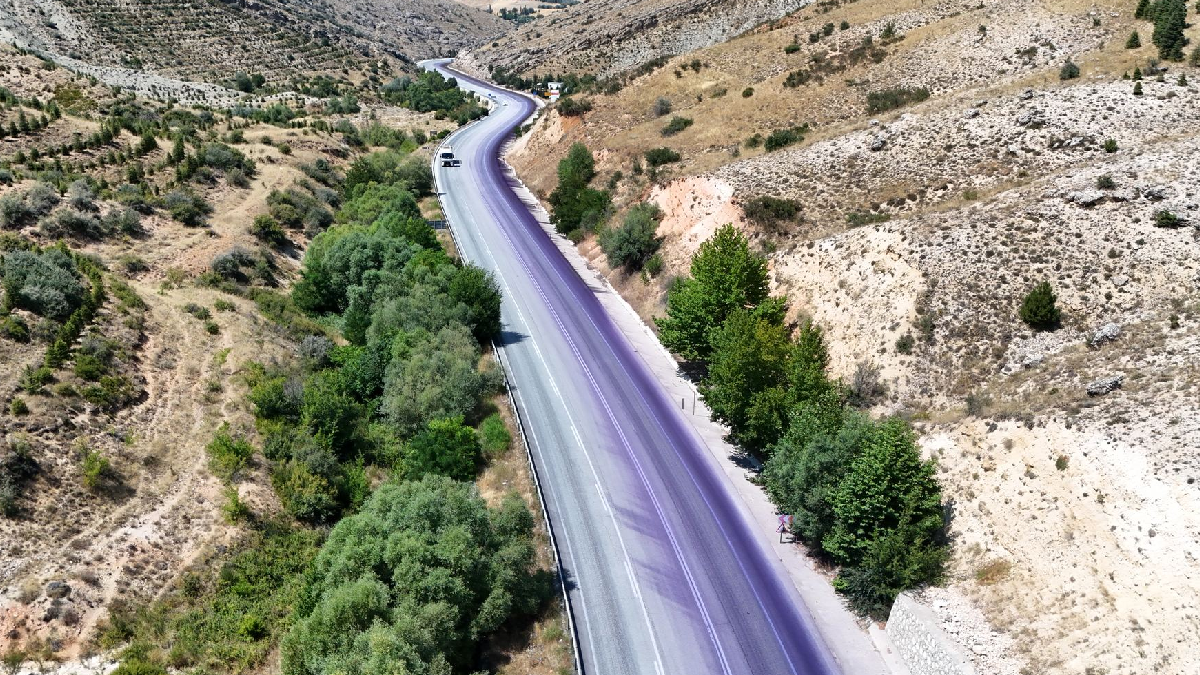 Araçları mora boyayan yol temizlenmeyince çareyi bunu yapmakta buldular