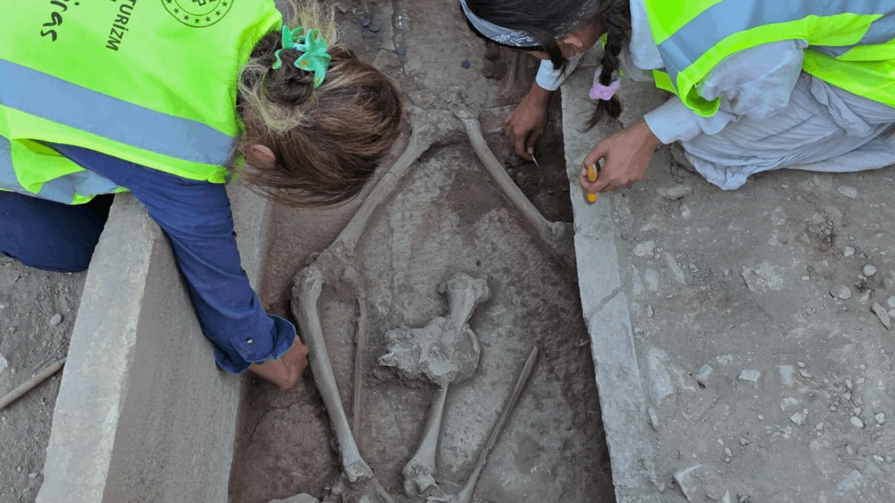 Aspendos’ta 2 bin 400 yıllık sır çözüldü: Tarihi mezardan antik güreşçi çıktı!