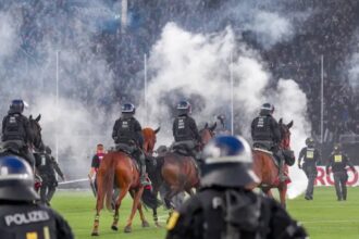 Atlı birlikler sahaya girdi! 35’i polis 120 yaralı var! Atlı birlikler sahaya girdi! 35’i polis 120 yaralı var!