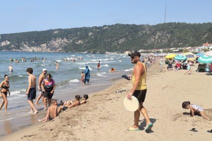 Bartın'da Kuvvetli Rüzgar: Sahillerde Denize Girmek Yasaklandı, 10 Kişi Kurtarıldı