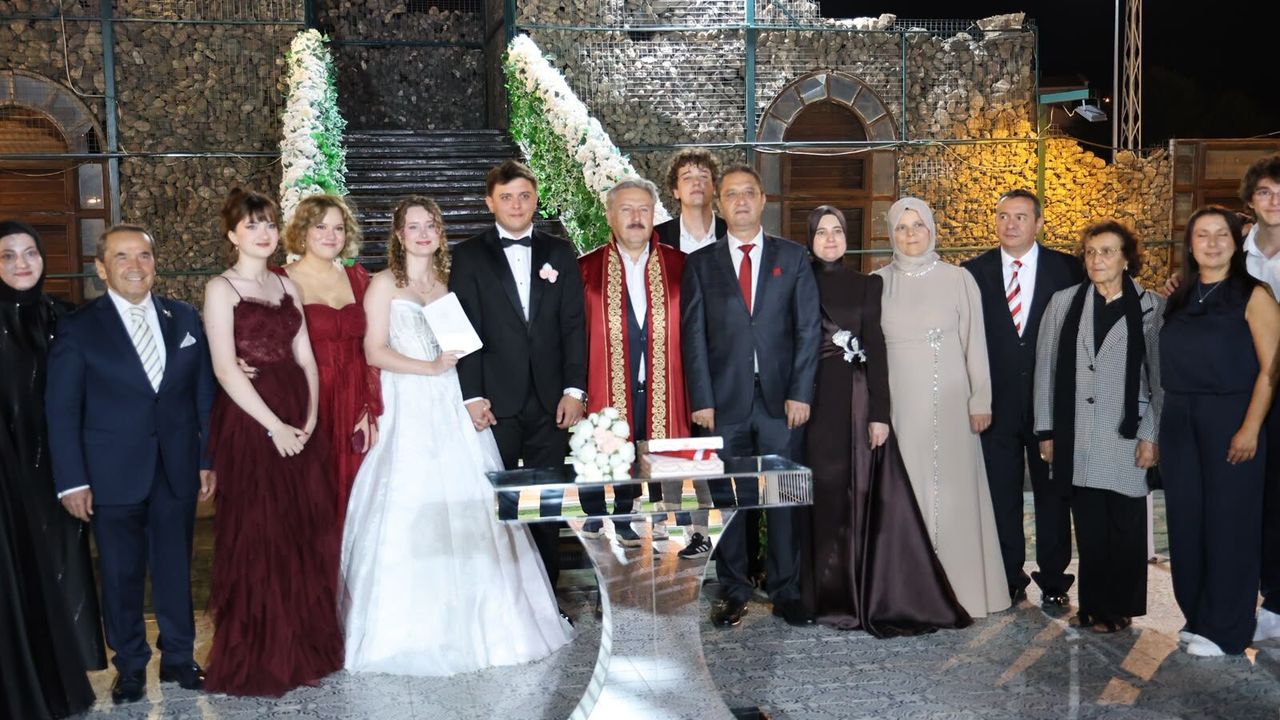 BİK İzmir Bölge Müdürü Başeğmez’in mutlu günü: İzmir ve Aydın basını bu düğünde buluştu BİK İzmir Bölge Müdürü Başeğmez’in mutlu günü: İzmir ve Aydın basını bu düğünde buluştu