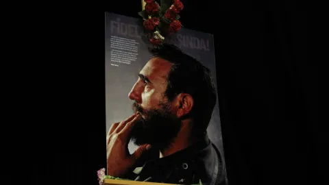 ‘Bizden nefret edebilirler ama bu direnişe saygı duyuyorlar’: İzmirliler Fidel’in 100. yaşı için buluştu
