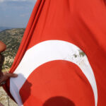 Burdur’da Türk bayrağına saldırı. Av tüfeği ile ateş ettiler