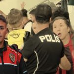 Çocuğu tribünden kurtaran polis anlattı. Fenerbahçeli miniğin sorusu yürek parçaladı