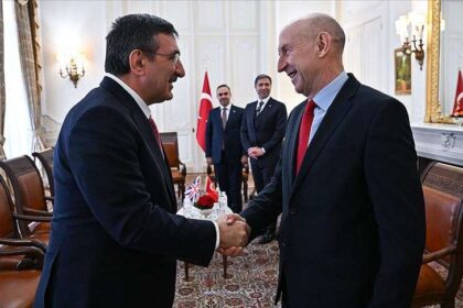 Cumhurbaşkanı Yardımcısı Yılmaz, Londra’da İngiltere Savunma Bakanı Healey’i kabul etti